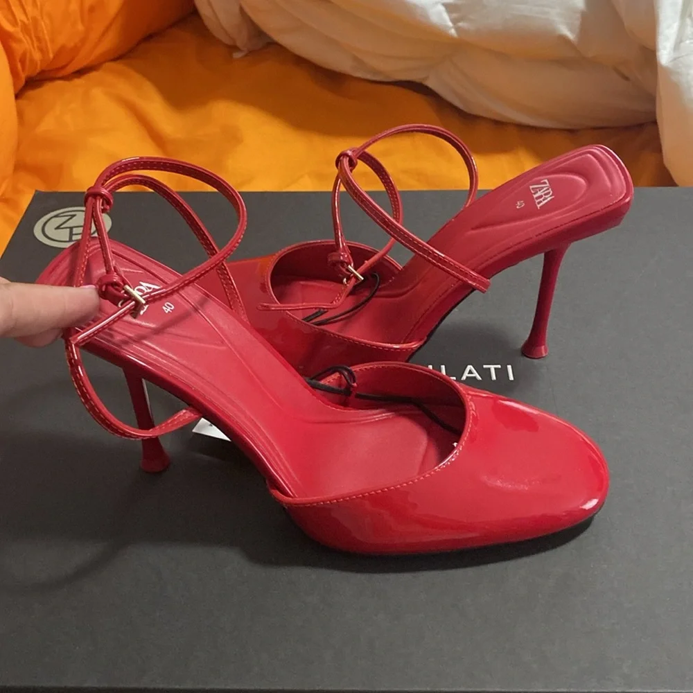 Heels - Picture 4 of 4